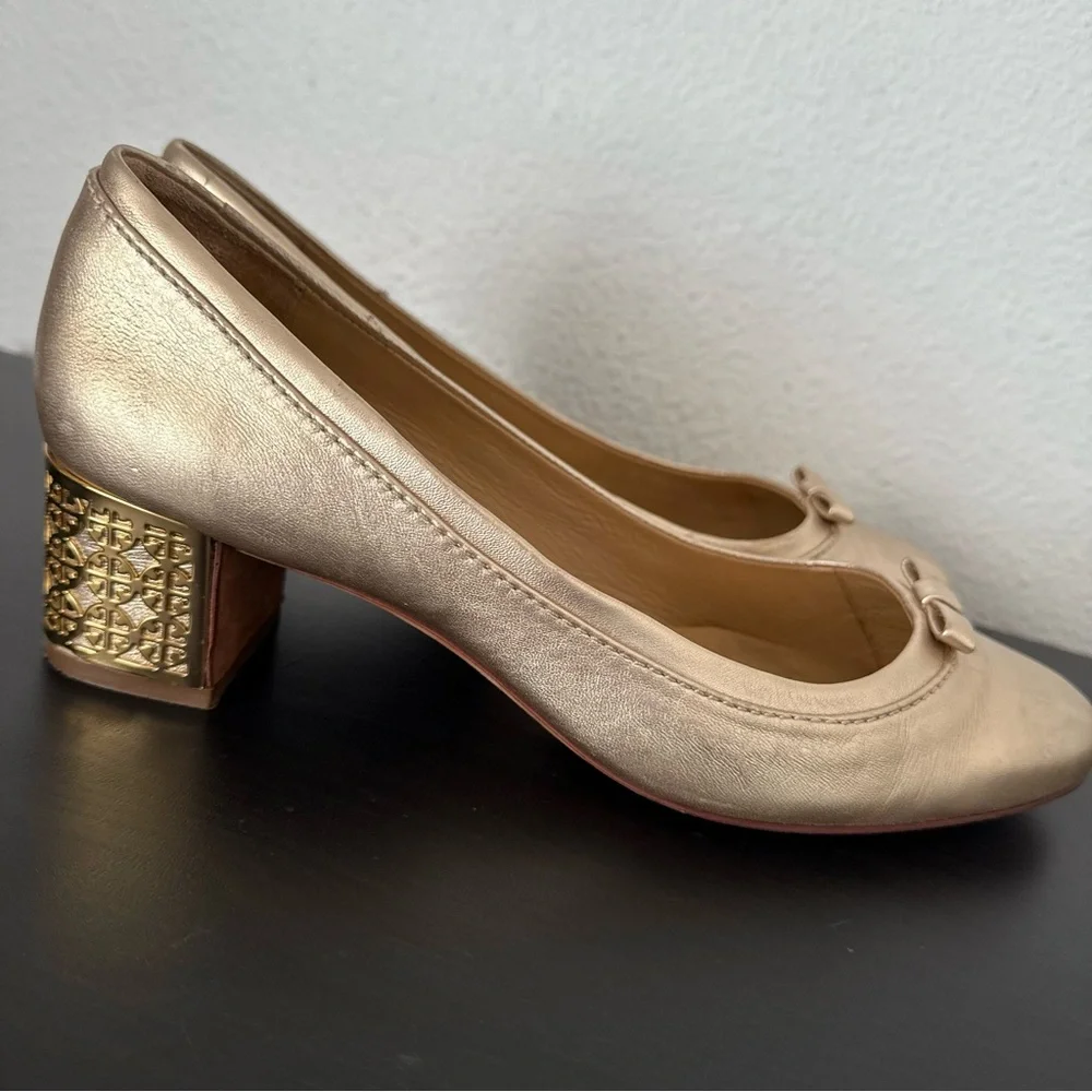 TORY BURCH Gold Logo Block Heel Round Toe Bow Leather Pumps